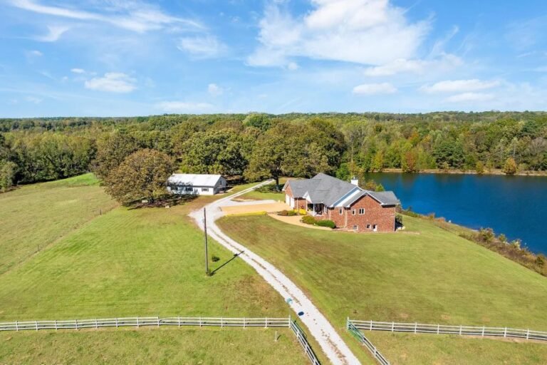 Home with 65 Acres in Reagan, Tennessee