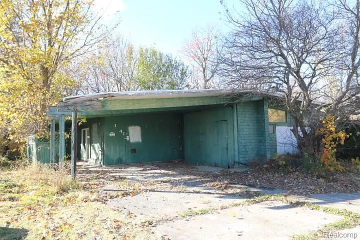 “Spacious 4-Bedroom Ranch on a Large Lot – A Fixer-Upper with Huge Potential”