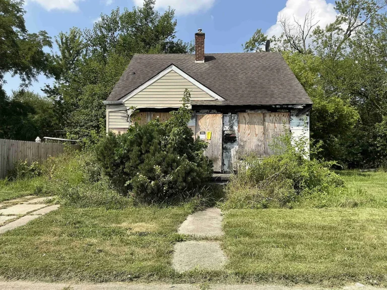 “Charming Detroit Retreat: A Spacious Three-Bedroom Home with Character, Comfort, and Potential”