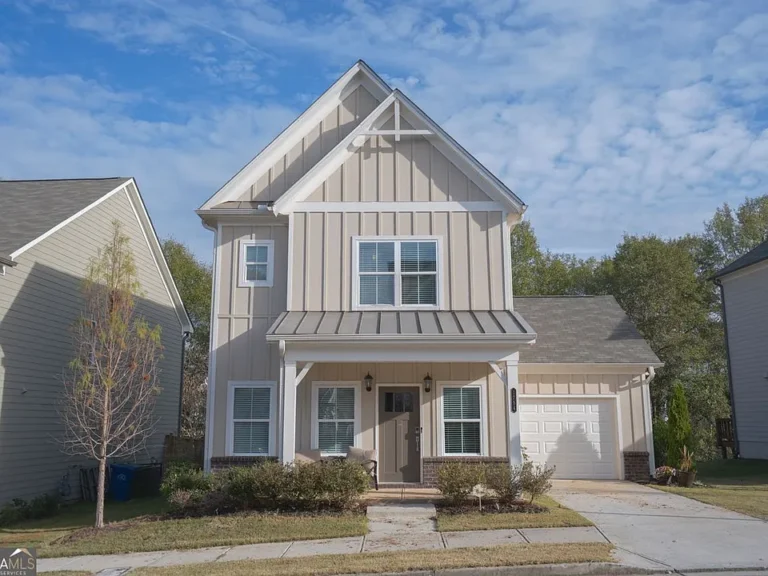 Welcome Home to 1754 Sanford Drive – Stylish End-Unit Living in West Highlands