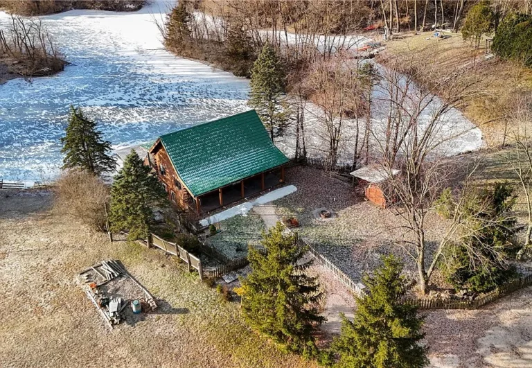 Cozy 2-bedroom, 2-bath log cabin