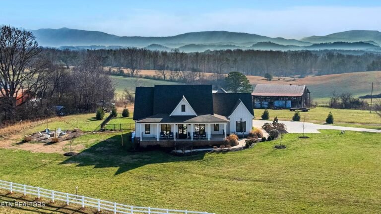 Modern Farmhouse with 12.66 Acres in Greenback, Tennessee