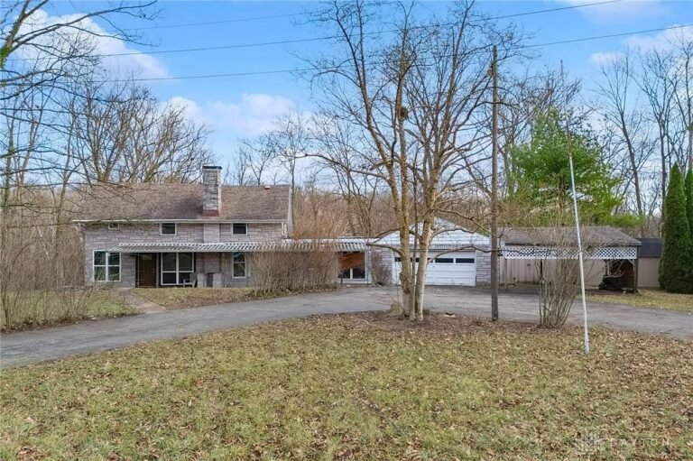 Home with 1.37 Acres in Franklin, Ohio