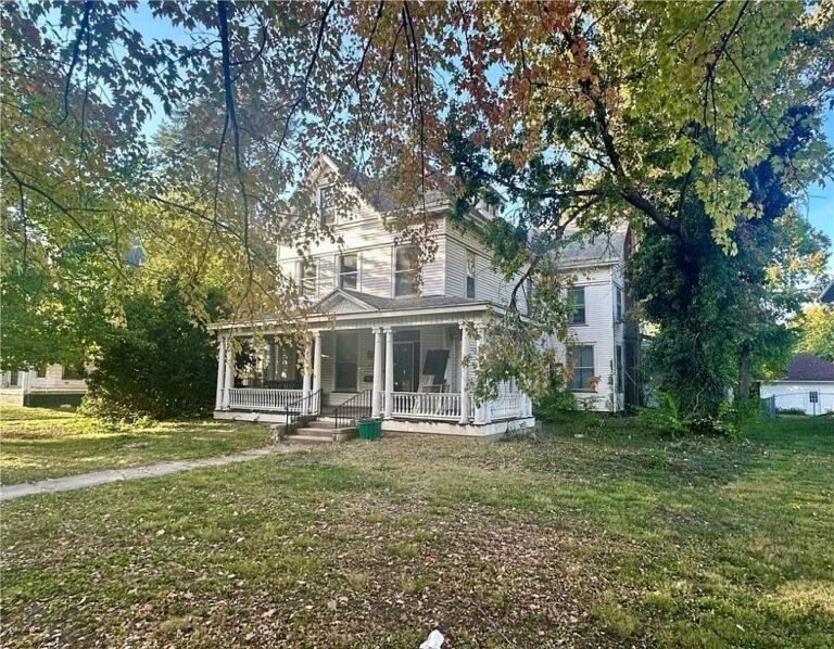 Home with 0.64 Acres in Paris, Illinois