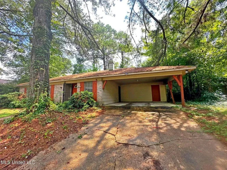 Spacious Home With Strong Potential in a Convenient Jackson Neighborhood