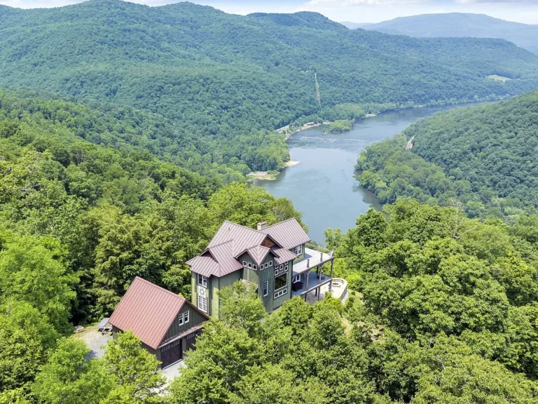 Walla Halla Retreat – A Legacy Estate Above the New River Gorge