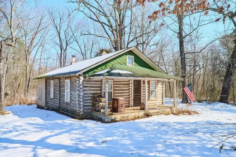 On 13 acres in Arkansas! Nice interior! C. 1908. $164,900
