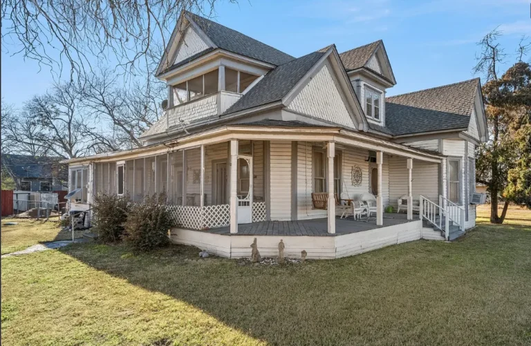 Such tall ceilings! Horne and India Kilpatrick House. Circa 1908 in Texas. $110,000