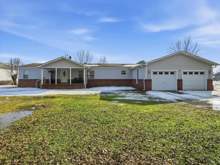 Spacious 4-Bedroom Homestead on a Double Lot – Comfort, Function, and Room to Grow $219,500