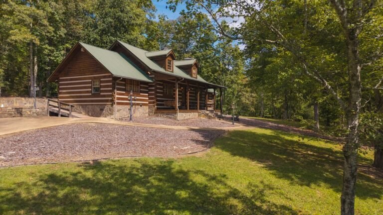 Brooks Lodge on 588 Acres in Mooresburg, Tennessee