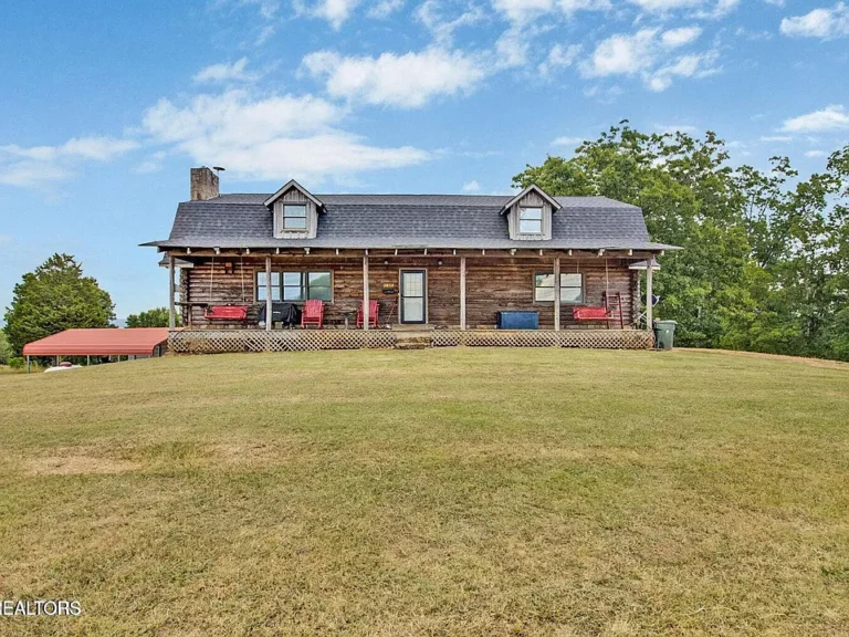 The Main Residence – Rustic Elegance Meets Modern Comfort