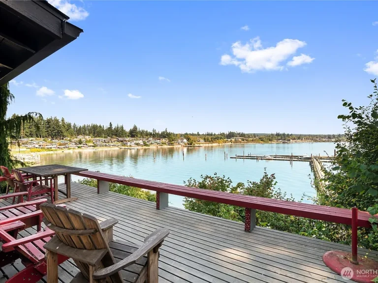 Kayak, Relax & Watch Eagles from Your Loft Bedroom