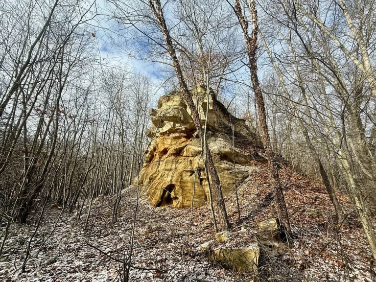 Located just outside of Rutland and within close proximity to the scenic Ohio River, $115,000