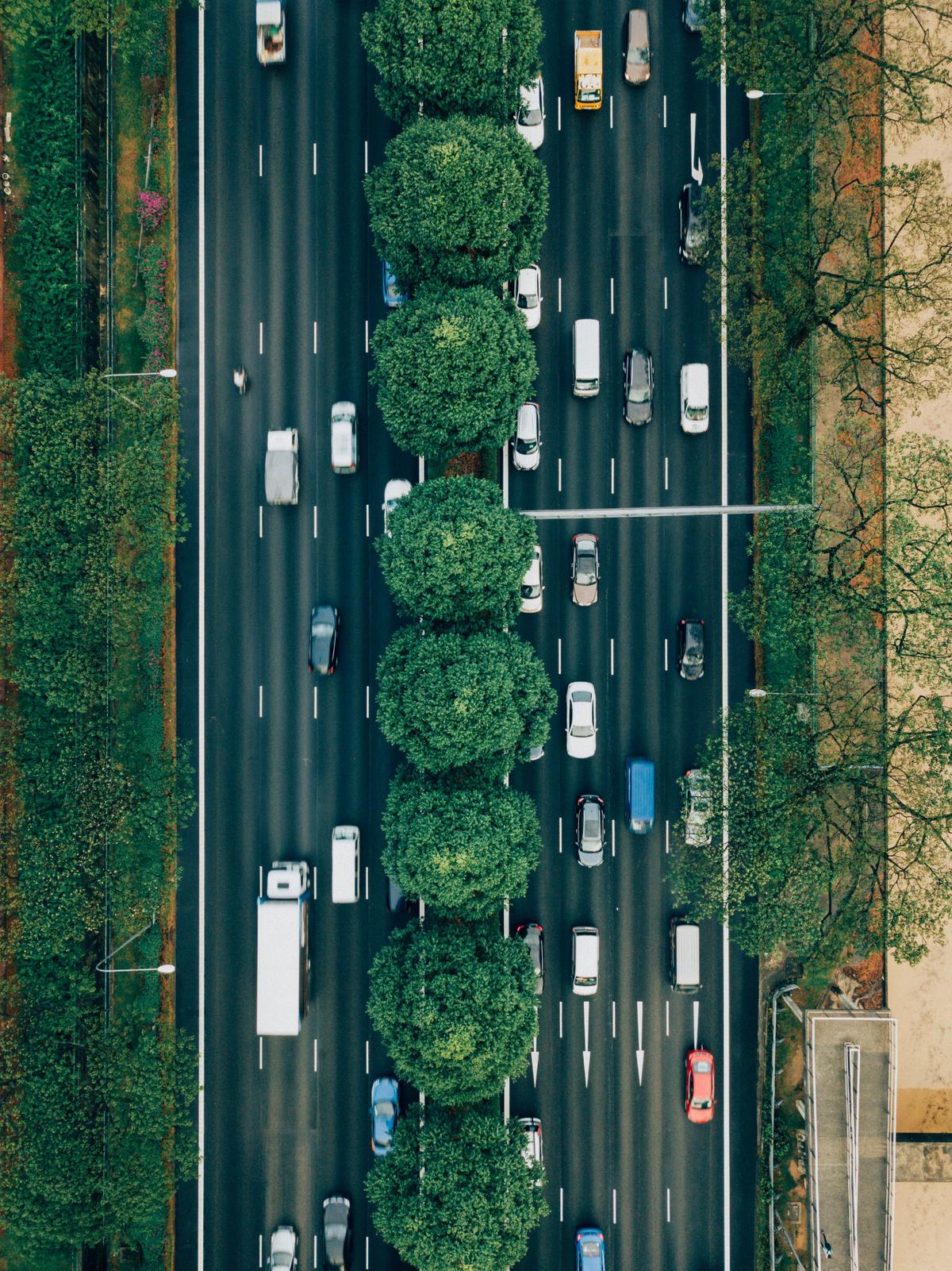 Illustration of horizontal and vertical autoscaling. The image shows a highway with multiple lanes representing horizontal autoscaling, and the widening of lanes representing vertical autoscaling.